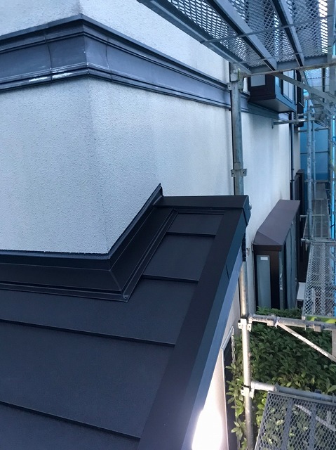 横暖ルーフαｓ　バズルーフ　カツキ板金　寄棟　屋根葺き替え　カバー工法